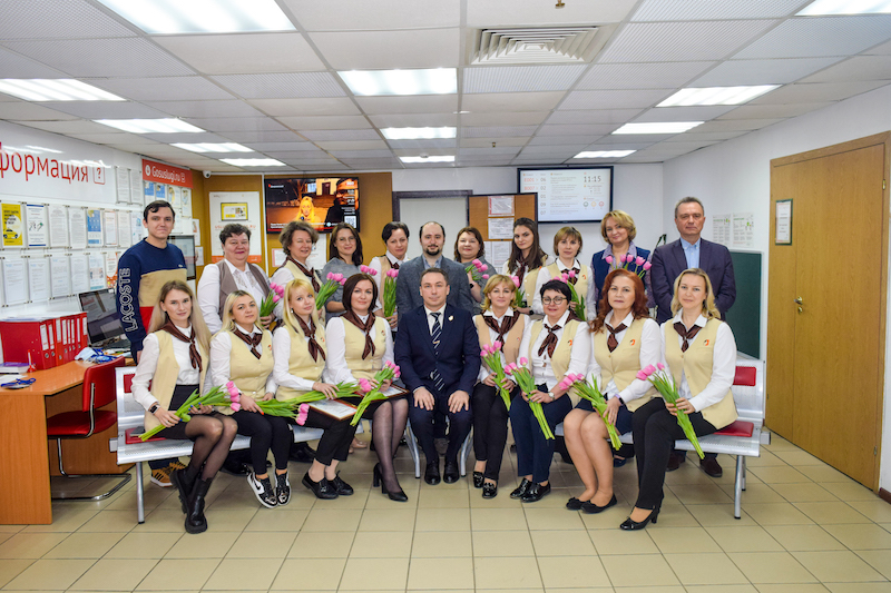 Мужская половина коллектива поздравила сотрудниц учреждения с наступающим праздником