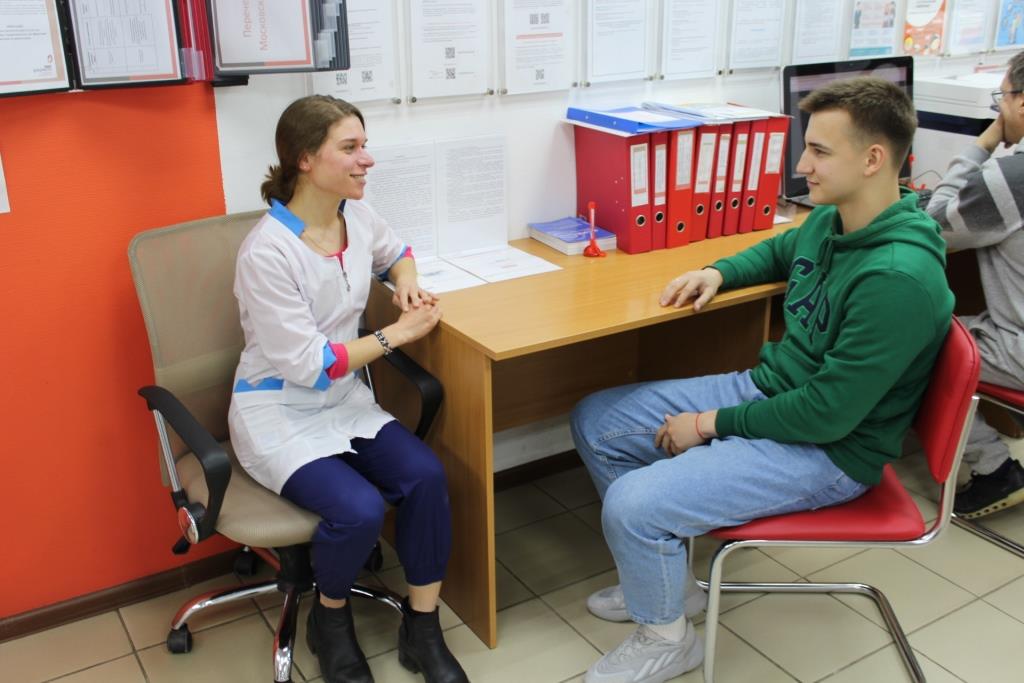 28 апреля сотрудниками учреждения городской поликлиники провели профилактические беседы по теме COVID-19